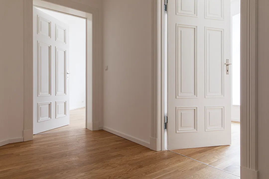 Innen-Ansicht einer Wohnung mit aufgearbeiteten Türen in der 